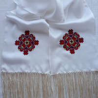 Ръчно бродиран копринен шал с български мотив, снимка 1 - Шалове - 36238502