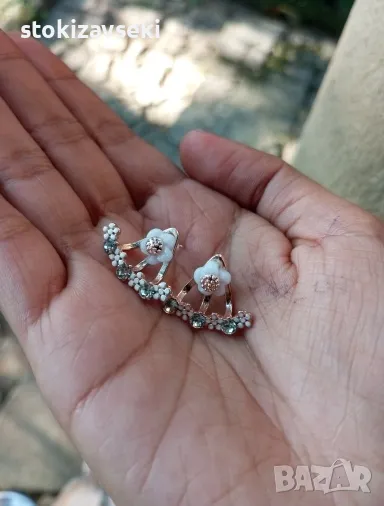 Нежни обеци цвете с долна част, минаваща по ръба на ухото. Цветове - сребрист или златист, снимка 1
