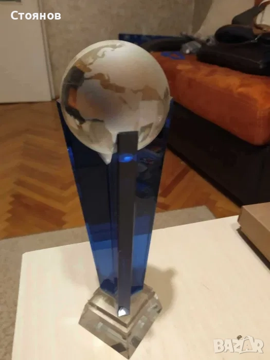 Кристална купа с глобус на земята., снимка 1