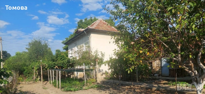 Продавам  двуетажна къща с двор в село Горна Бешовица, снимка 1