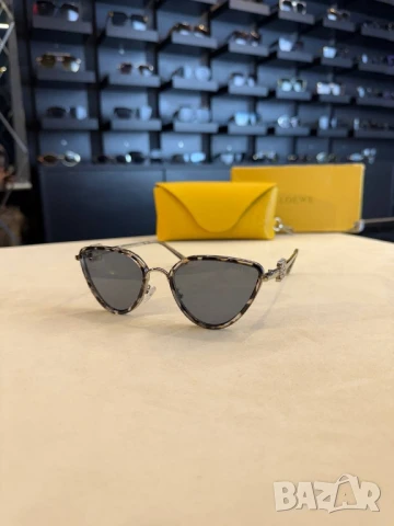 очила с черен обикновен калъф и ув защита loewe miu miu prada , снимка 3 - Слънчеви и диоптрични очила - 51234804