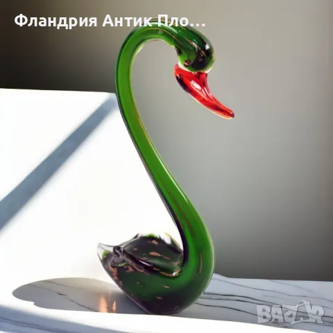 Стъклен лебед в зелено