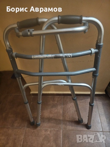 чисто нова сгъваема проходилка за възрастни