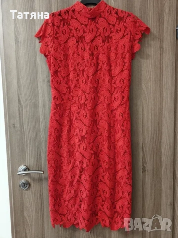 Червена официална дантелена рокля
