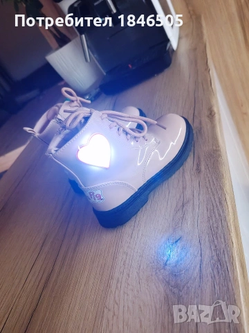 продавам детски ботуши peppa pig