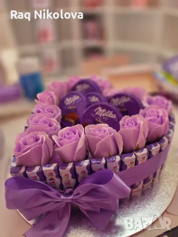 Подаръчна аранжировка с рози и шоколади Milka, снимка 3 - Романтични подаръци - 56246771