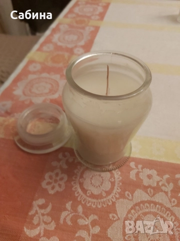 Ароматна, ванилиева свещ в голям стъклен буркан, дълготрайна. Подходяща за двойки, за младоженци.