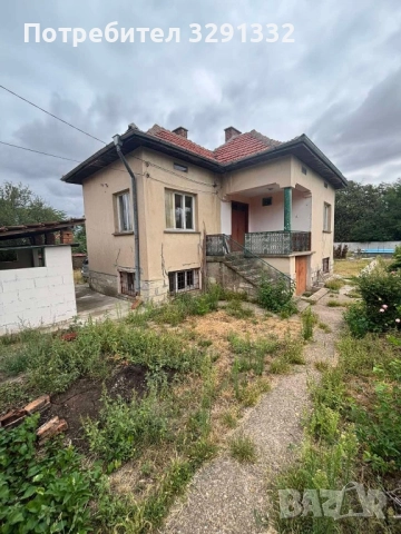 Двуетажна тухлена къща с басейн, снимка 1