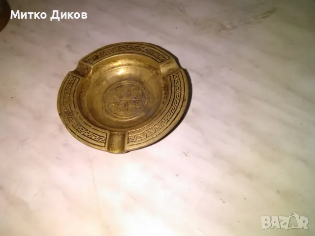 Бронзов пепелник винтидж орнаментиран фи 90мм и Н-14мм около 300 грама