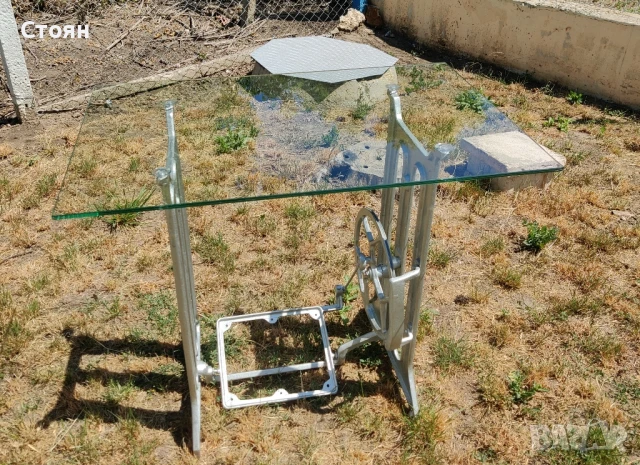 Стъклена маса от крачна шевна машина, снимка 4 - Маси - 50815341