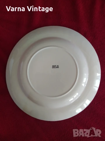Колекционерска порцеланова чиния Royal Tudor Ware червена. Barker Bros. Ltd Англия., снимка 3 - Колекции - 51017179