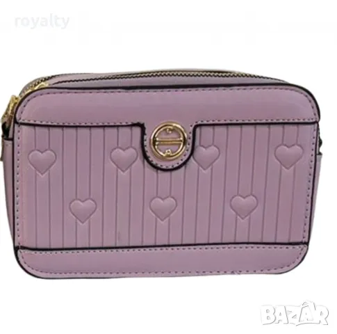 Стилна дамска чанта с релефни сърца и златисти акценти, снимка 6 - Чанти - 49003423