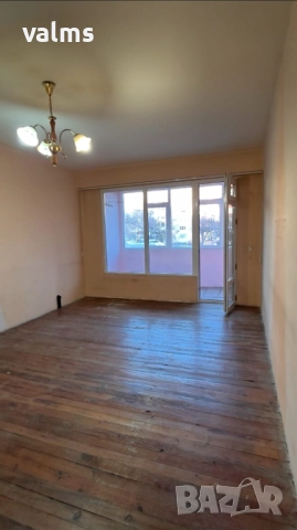 Тристаен ж.к. Ален Мак бл. 8