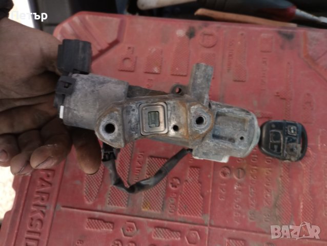 Контактен ключ тойота Авенсис Т25 , снимка 2 - Части - 40172919