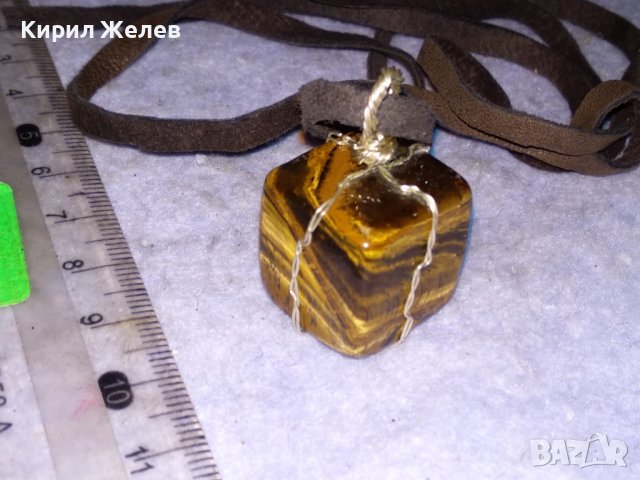 КРАСИВ ВИНТИДЖ АРТ МЕДАЛЬОН НАТУРАЛЕН КУБИСТИЧНО ШЛИФОВАН КАМЪК ТИГРОВО ОКО с ШНУРЧЕ от ВЕЛУР 21454, снимка 2 - Колиета, медальони, синджири - 41483288