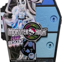 Кукла Monster High Frankie Stein с гардероб с 15 изненадващи модни аксесоара, снимка 7 - Кукли - 44160523