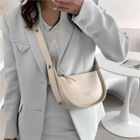 Малка дамска кожена чанта през рамо с удължаваща се дръжка, снимка 11 - Чанти - 36232060