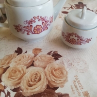 Порцеланов комплект чайник и захарница, снимка 1 - Аксесоари за кухня - 36087082