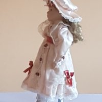 Порцеланова кукла със стойка , снимка 3 - Кукли - 41745826