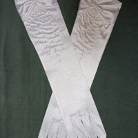 Нови бели сатенени ръкавици с панделка и камъчета , снимка 1 - Ръкавици - 44802362