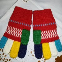 Ръчно плетени сувенирни вълнени детски ръкавички, снимка 5 - Шапки, шалове и ръкавици - 34229572