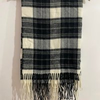 Модерен дълъг и широк шал в актуално каре с ресни, снимка 1 - Шалове - 38961015