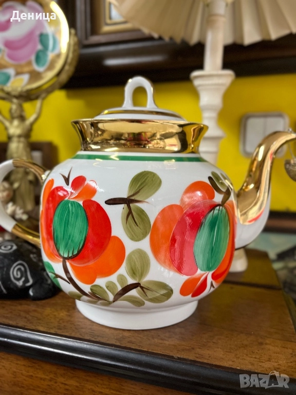Краснодарска фабрика за порцелан “Чайка” СССР 70-те години  Много голям чайник Полихромна живопис , снимка 1