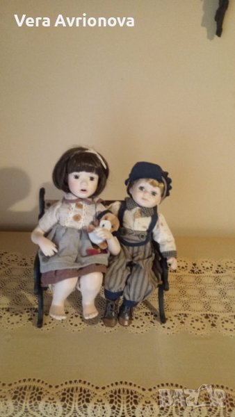 Седящи порцеланови кукли - момче и момиче с пейка, снимка 1