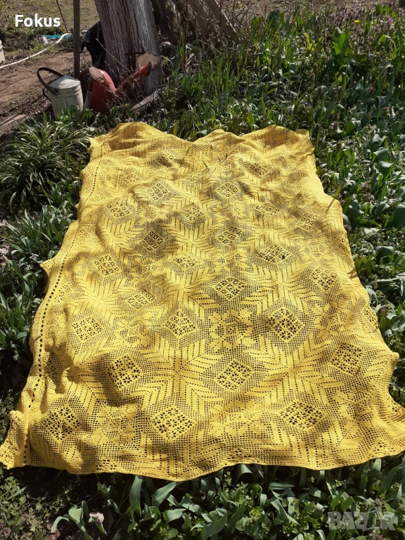 Стара голяма жълта покривка плетена на една кука, снимка 1