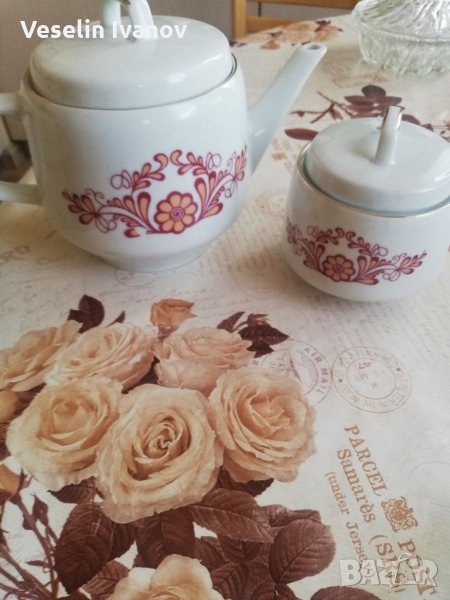 Порцеланов комплект чайник и захарница, снимка 1