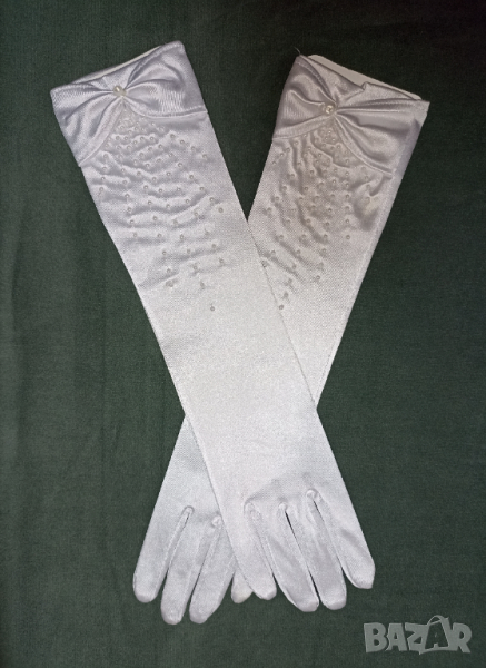 Нови бели сатенени ръкавици с панделка и камъчета , снимка 1