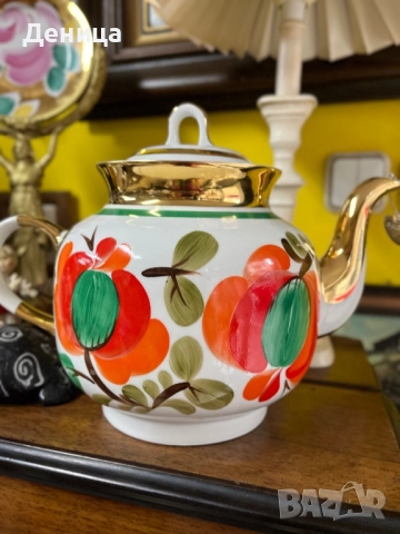 Краснодарска фабрика за порцелан “Чайка” СССР 70-те години  Много голям чайник Полихромна живопис 