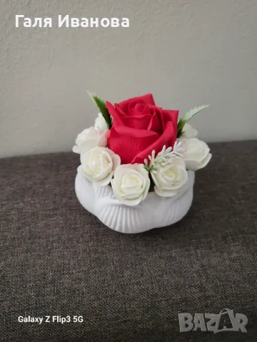 Кашпи с рози от пластичен сапун, снимка 3 - Декорация за дома - 48866916