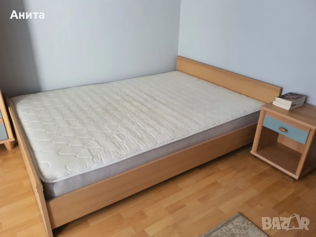 Легло с матрак и нощно шкафче