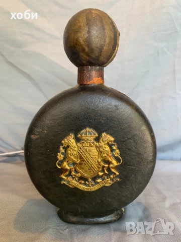 стара стъклена и кожена гарафа за парфюми 