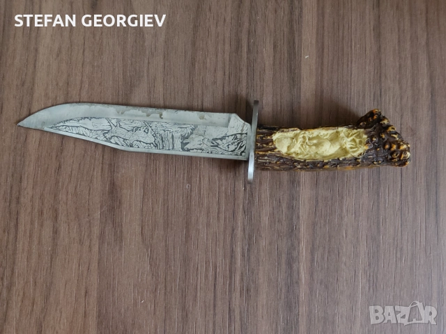 Гравиран нож, с гравирана дръжка която е направена от рог на елен.   а която е от