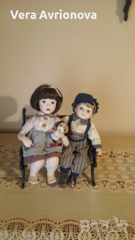 Седящи порцеланови кукли - момче и момиче с пейка