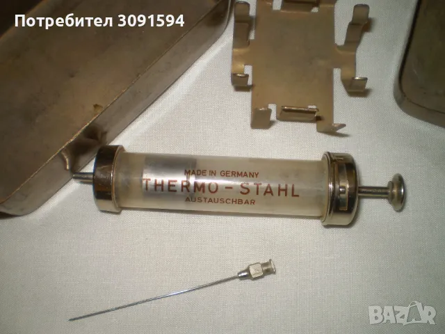 Стара стъклена спринцовка MADE IN GERMANY 10 мл." в метална кутия и игли, снимка 2 - Колекции - 48112218