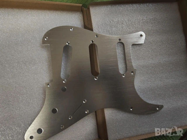Пикгард за Strat от алуминиева сплав, снимка 5 - Китари - 53474667