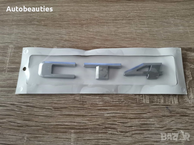 сребристо лого Cadillac CT4