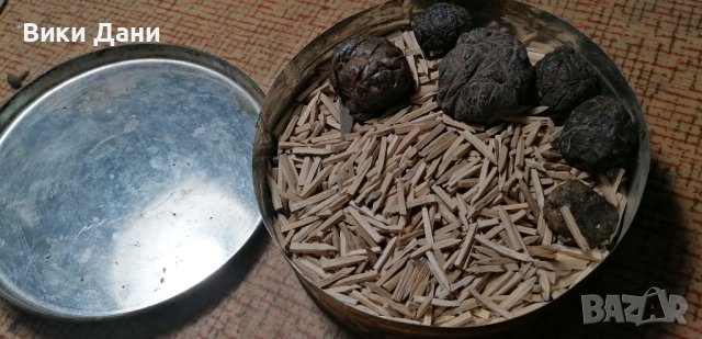 соц кутия от халва с обущарски клечки