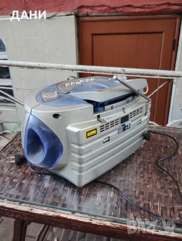 Продава радиокасетофон със CD player, снимка 2 - Радиокасетофони, транзистори - 56304584