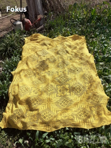 Стара голяма жълта покривка плетена на една кука