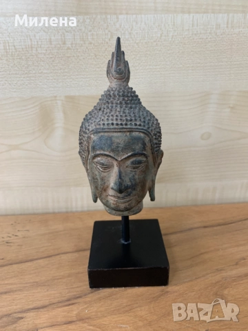 Статуетка на главата на Буда, монтирана на стойка