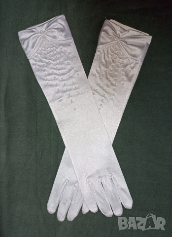 Нови бели сатенени ръкавици с панделка и камъчета , снимка 1