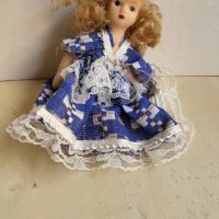 Малка красива порцеланова кукла с движещи крайници , снимка 1 - Колекции - 42090150