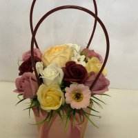 Кошничка аранжирана със сапунени цветя, снимка 7 - Подаръци за жени - 40911647