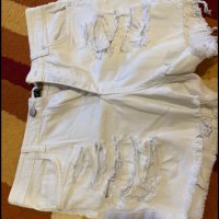 Бели накъсани дънкови панталонки, снимка 1 - Къси панталони и бермуди - 35925614
