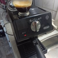 Кафемашина Делонги с ръкохватка с крема диск, работи отлично и прави хубаво кафе с каймак , снимка 2 - Кафемашини - 41874761