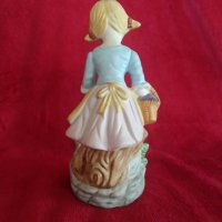 Порцеланова фигура Момиче с кошница., снимка 3 - Антикварни и старинни предмети - 40976375